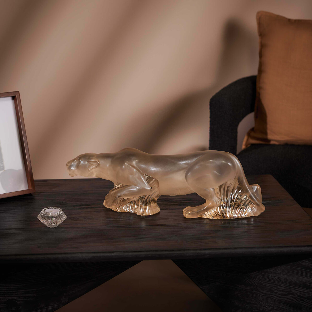 لاليك منحوتة تيمبافاتي على شكل لبؤة صغيرة بيضاء