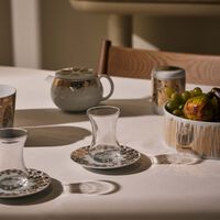 طقم تمرة بالتعاون مع رزان العزوني لونا المؤلف من فنجانين عربيين للشاي مع صحنيهما باللون الذهبي صلصال طقم تمرة بالتعاون مع رزان العزوني لونا المؤلف من فنجانين عربيين للشاي مع صحنيهما باللون الذهبي