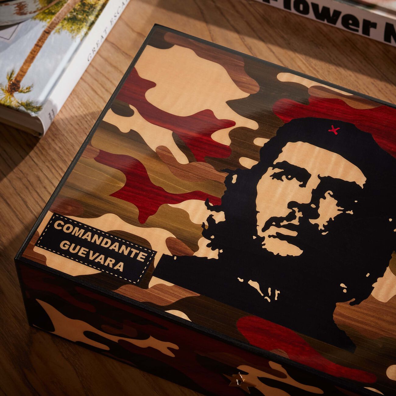 إيلي بلو صندوق حفظ السيجار تشي كاموفلاج باللون الأحمر  إصدار محدود