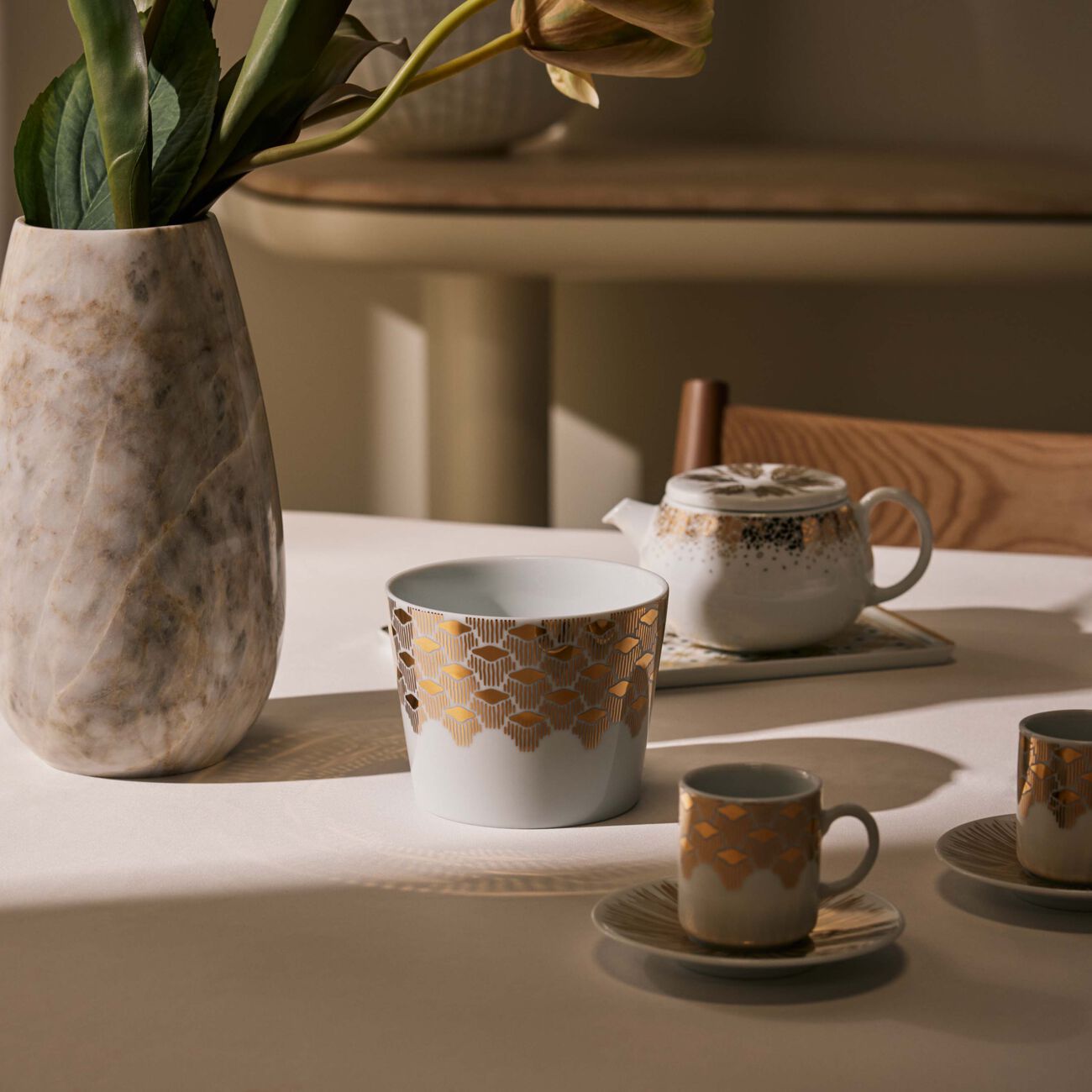 صلصال مزهرية تمرة بالتعاون مع رزان العزوني على شكل حرف v صغيرة باللون الذهبي