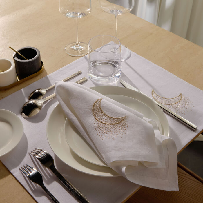 كاترين دينوال منديل بنقشة هلال أبيض