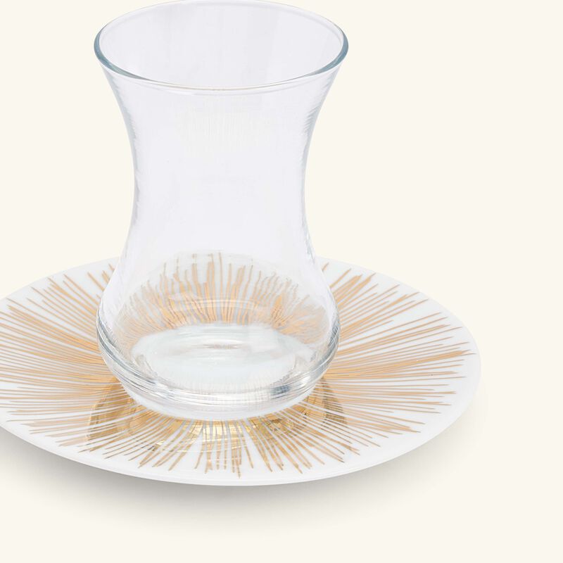 طقم تمرة بالتعاون مع رزان العزوني سترايبس المؤلف من فنجانين عربيين للشاي مع صحنيهما باللون الذهبي صلصال طقم تمرة بالتعاون مع رزان العزوني سترايبس المؤلف من فنجانين عربيين للشاي مع صحنيهما باللون الذهبي