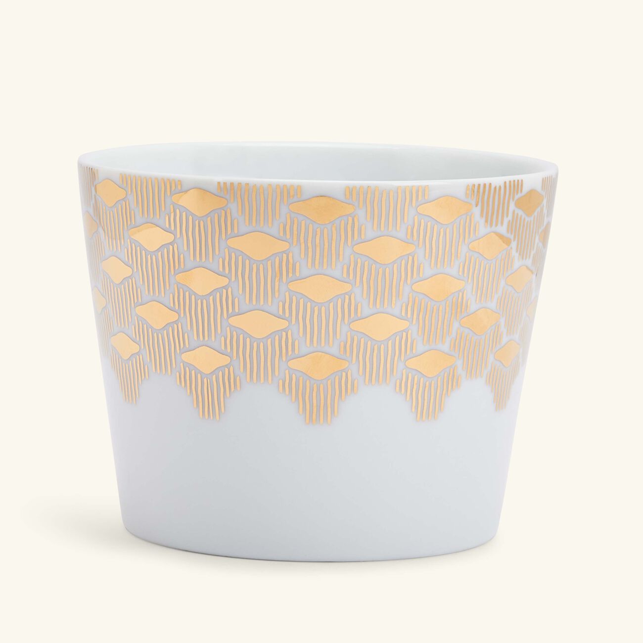 صلصال مزهرية تمرة بالتعاون مع رزان العزوني على شكل حرف v صغيرة باللون الذهبي