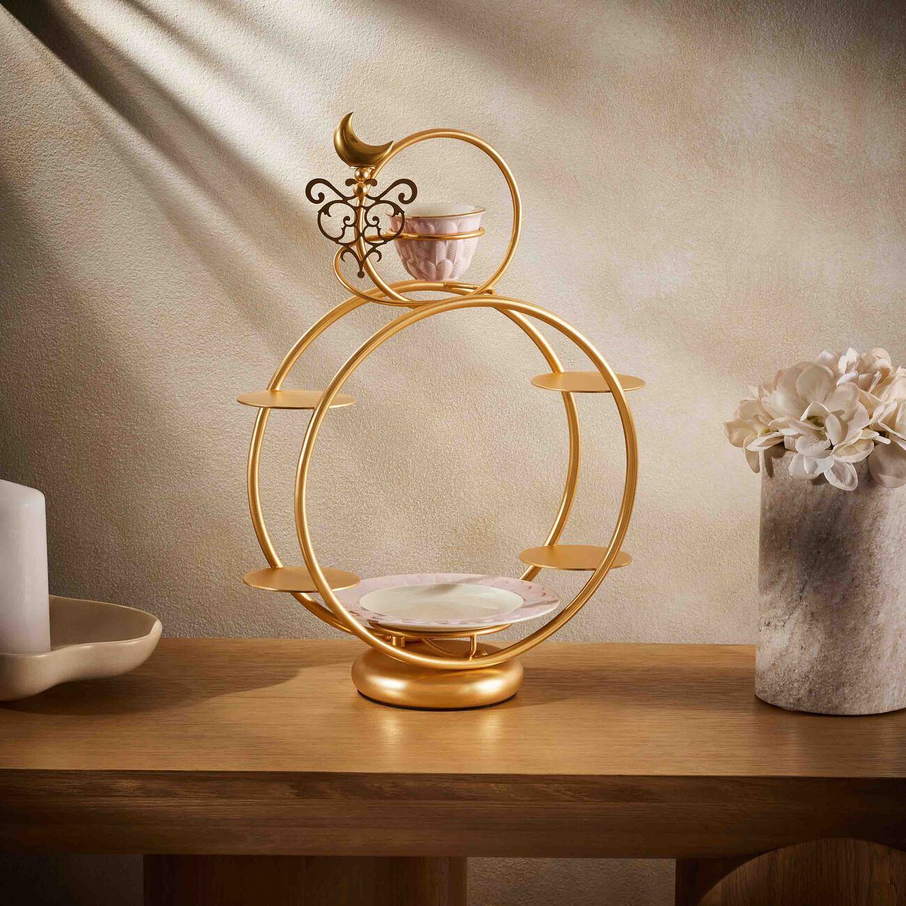 فيلاري قاعدة لتقديم المعجنات مع قسم مخصص لفنجان قهوة باللون الذهبي