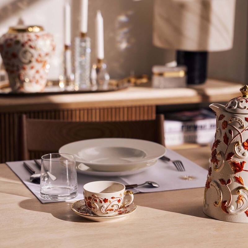 فيلاري فنجان شاي تاورمينا مع صحنه باللون الأحمر