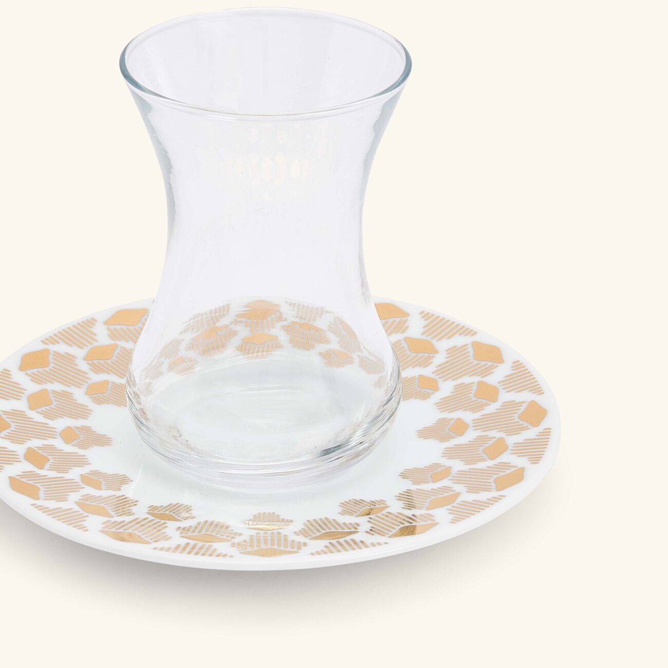 طقم تمرة بالتعاون مع رزان العزوني لونا المؤلف من فنجانين عربيين للشاي مع صحنيهما باللون الذهبي صلصال طقم تمرة بالتعاون مع رزان العزوني لونا المؤلف من فنجانين عربيين للشاي مع صحنيهما باللون الذهبي