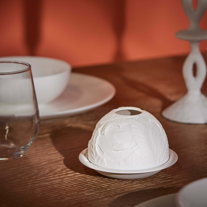 مصباح ليثوفاني بتصميم أزهار الماغنوليا برناردو مصباح ليثوفاني بتصميم أزهار الماغنوليا