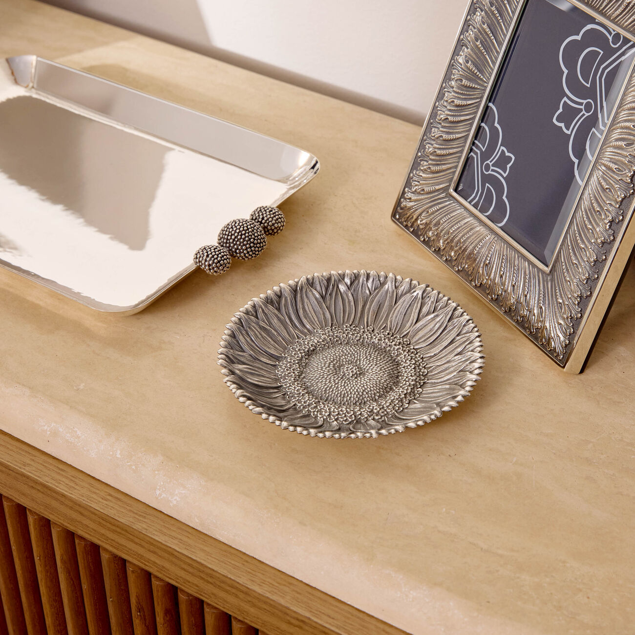 بوتشيلاتي وعاء على شكل زهرة دوار الشمس فضي بحجم متوسط