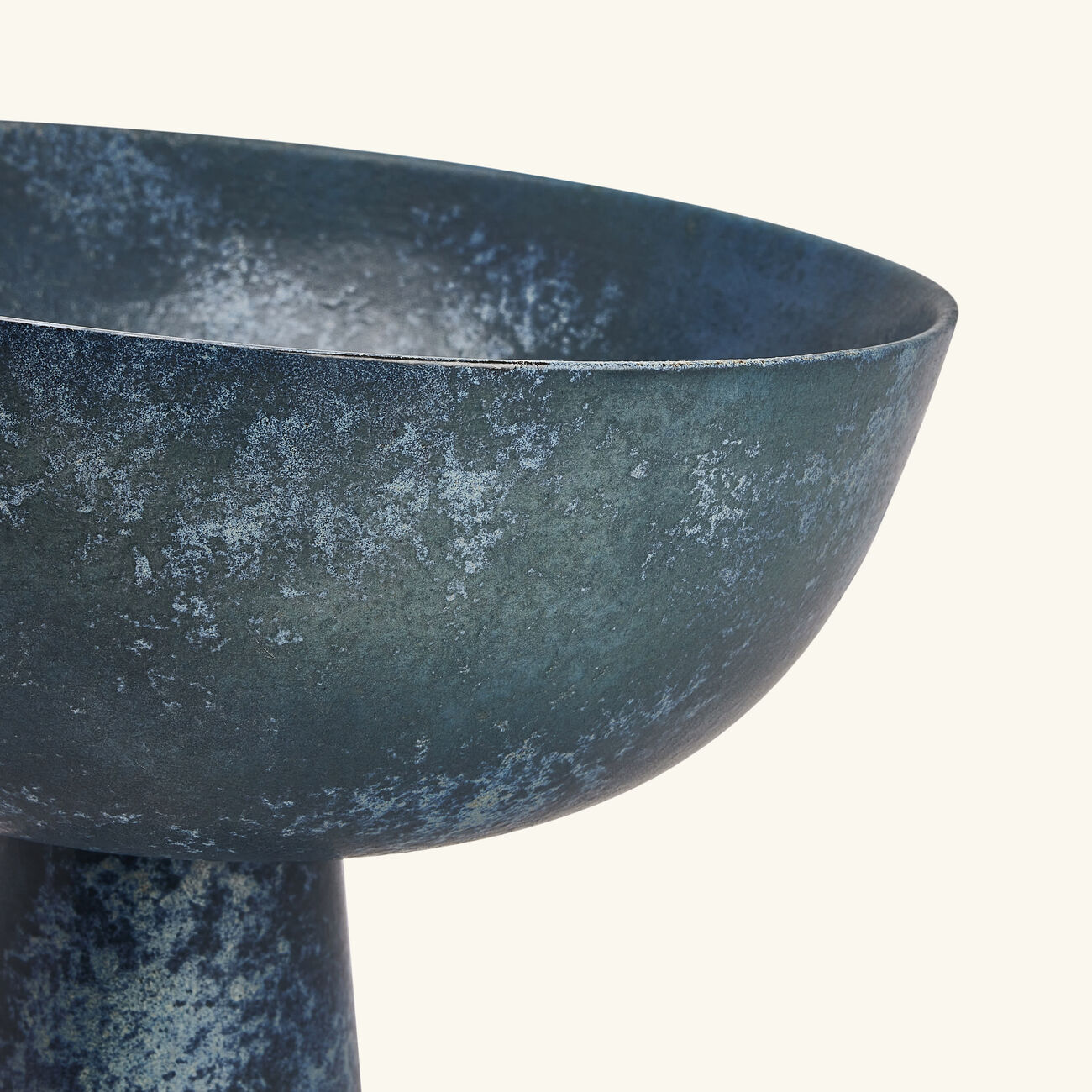 قطعة ديكور مركزية تيرا باللون الأسود لوبجيه قطعة ديكور مركزية تيرا باللون الأسود