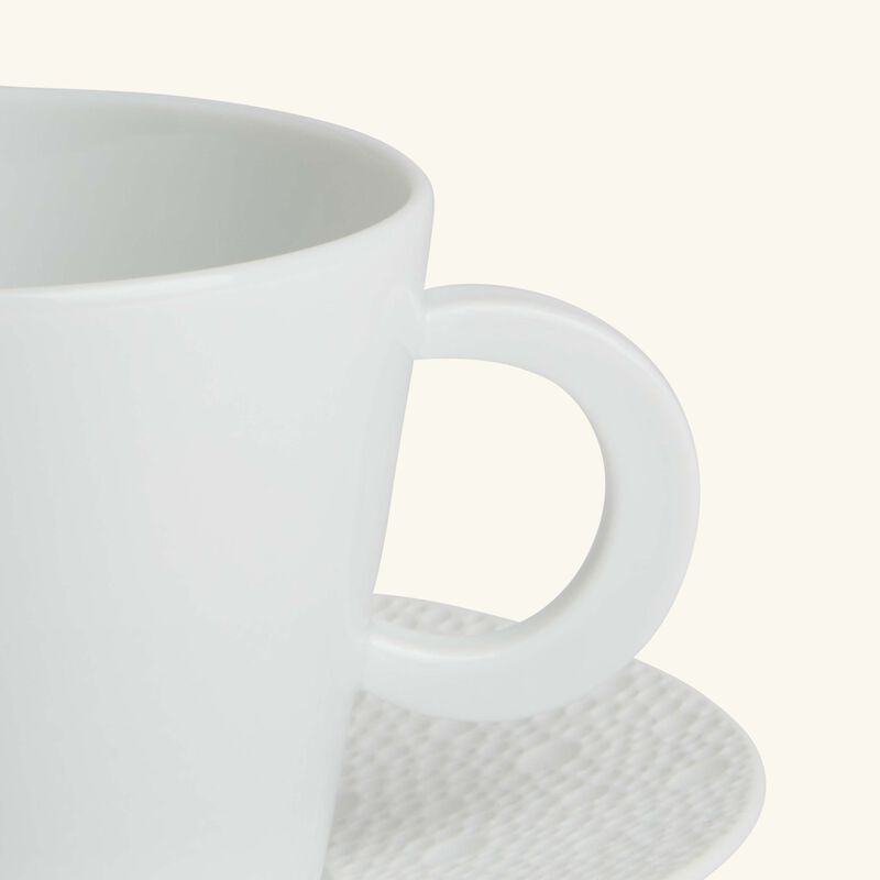 برناردو فنجان شاي مع صحنه أبيض