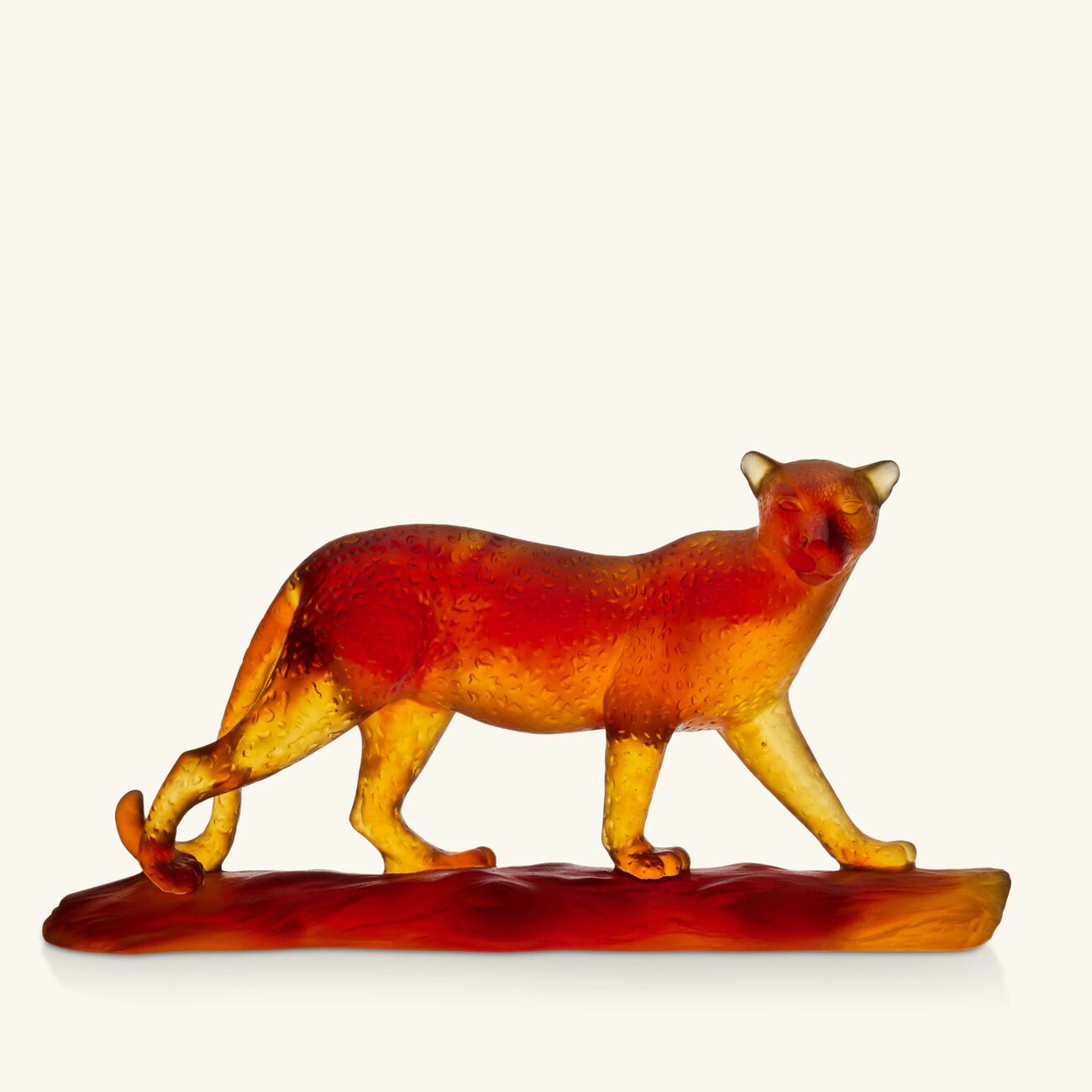 دوم منحوتة على شكل فهد استوائي متوسطة بنية