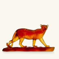 دوم منحوتة على شكل فهد استوائي متوسطة بنية