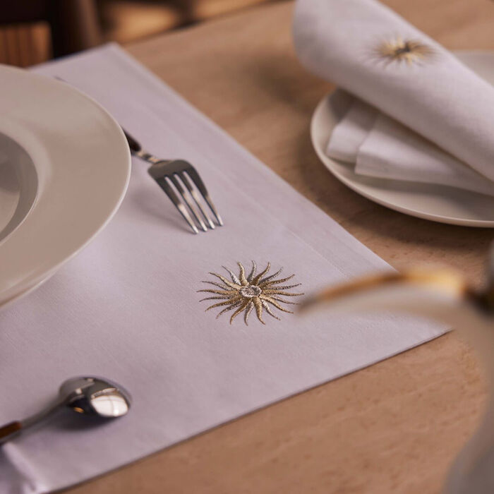 كاترين دينوال مفرش مائدة بنقشة شمس أبيض