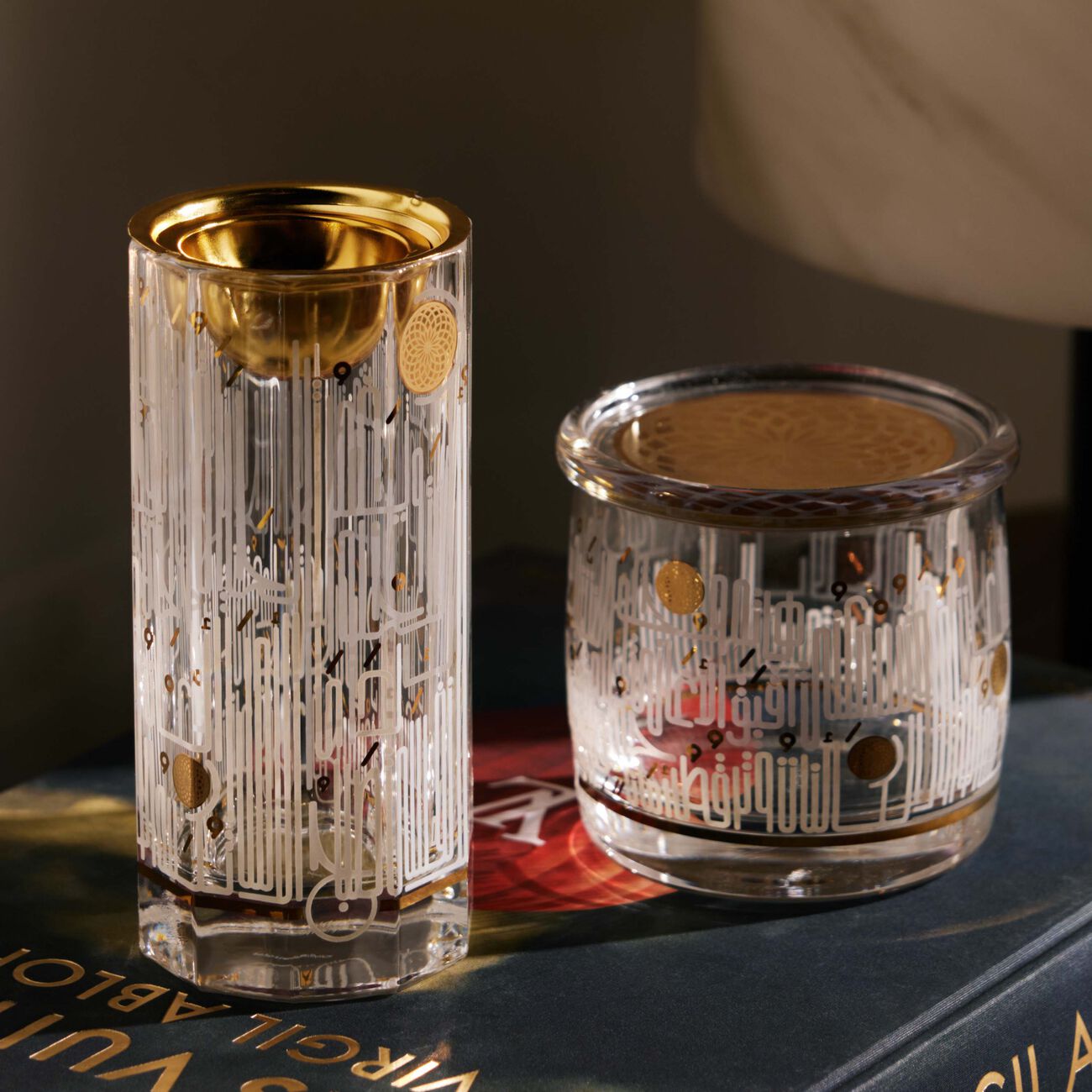 دملاج طقم حياة المؤلف من 3 قطع باللون الذهبي   كوب وحامل شموع وقاعدة الأكواب