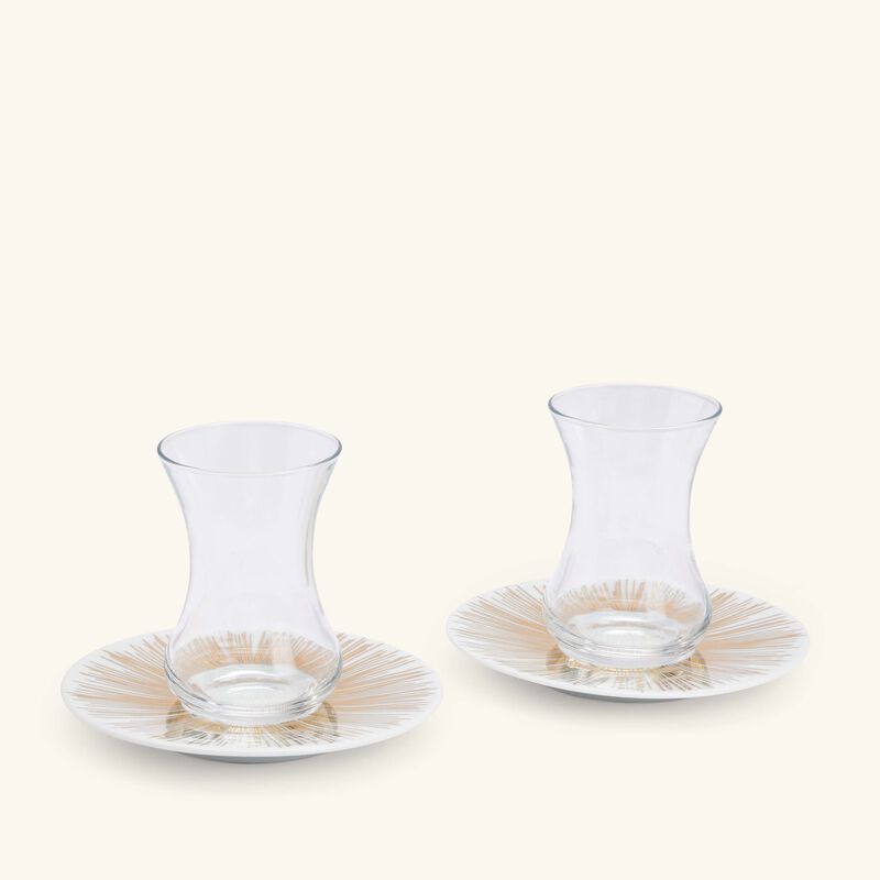 طقم تمرة بالتعاون مع رزان العزوني سترايبس المؤلف من فنجانين عربيين للشاي مع صحنيهما باللون الذهبي صلصال طقم تمرة بالتعاون مع رزان العزوني سترايبس المؤلف من فنجانين عربيين للشاي مع صحنيهما باللون الذهبي