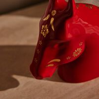 لادرو منحوتة على شكل رأس حصان بلون أحمر صغيرة الحجم