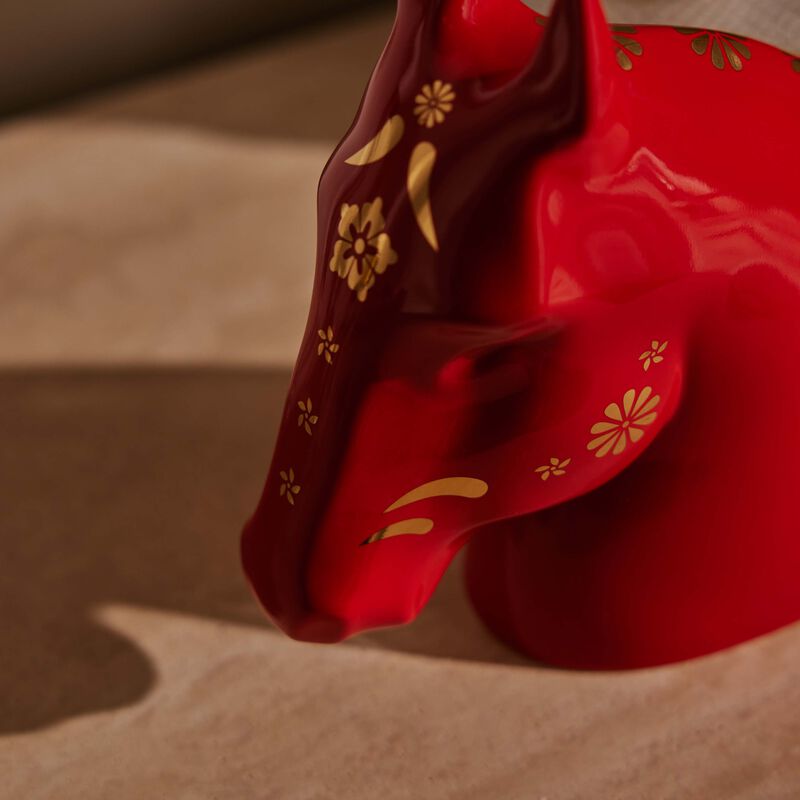 لادرو منحوتة على شكل رأس حصان بلون أحمر صغيرة الحجم