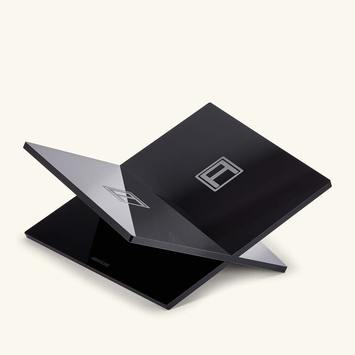 آسولين حامل كتب