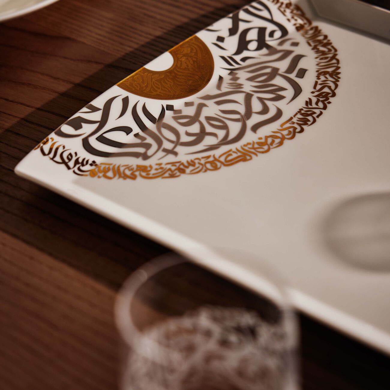 دملاج طبق قمر للضيافة بتصميم مستطيل أبيض اللون   39 سم