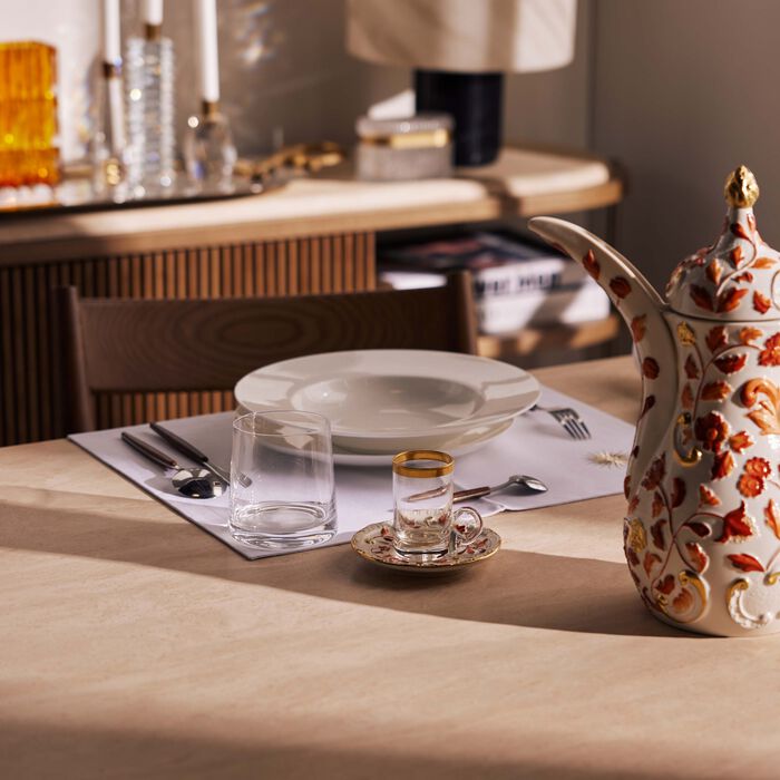 فيلاري فنجان شاي عربي تاورمينا مع صحنه باللون الأحمر