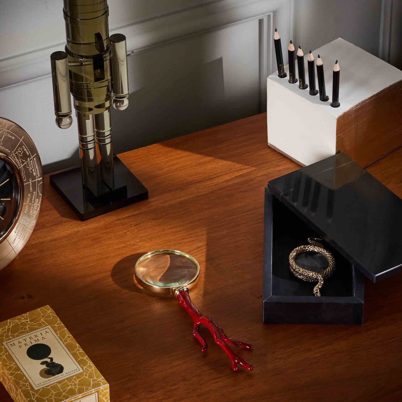 لوبجيه عدسة مكبّرة بمقبض مستوحى من المرجان حمراء