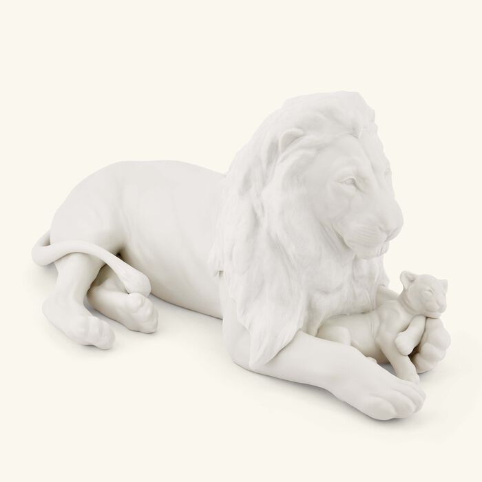 لادرو منحوتة أسد مع شبله صغيرة بيضاء