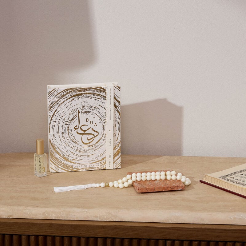 مجموعة عطر صفاء مع مسبحة من الصدف الأبيض لايت اوف سكينة مجموعة عطر صفاء مع مسبحة من الصدف الأبيض