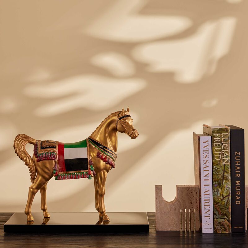 منحوتة الرمّاح على هيئة جواد يحمل العلم الإماراتي باللون الذهبي بإصدار محدود large