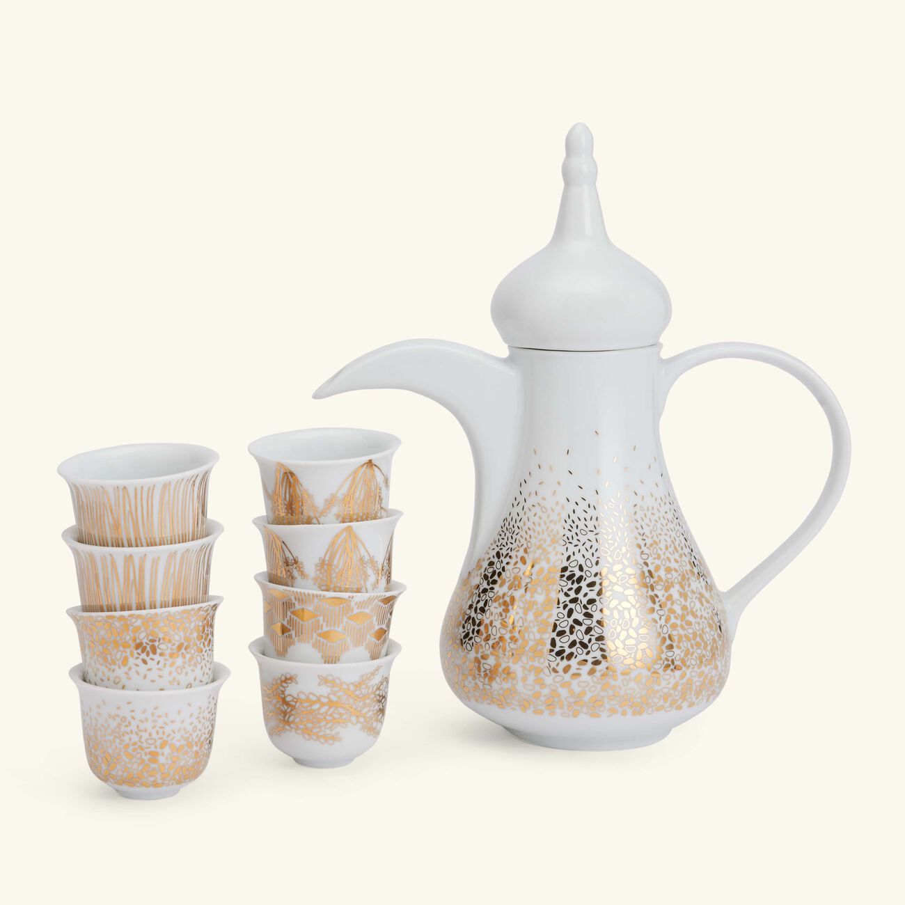 صلصال طقم تمرة بالتعاون مع رزان العزوني المؤلف من دلة قهوة مع 8 فناجين باللون الذهبي