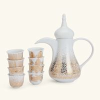 صلصال طقم تمرة بالتعاون مع رزان العزوني المؤلف من دلة قهوة مع 8 فناجين باللون الذهبي