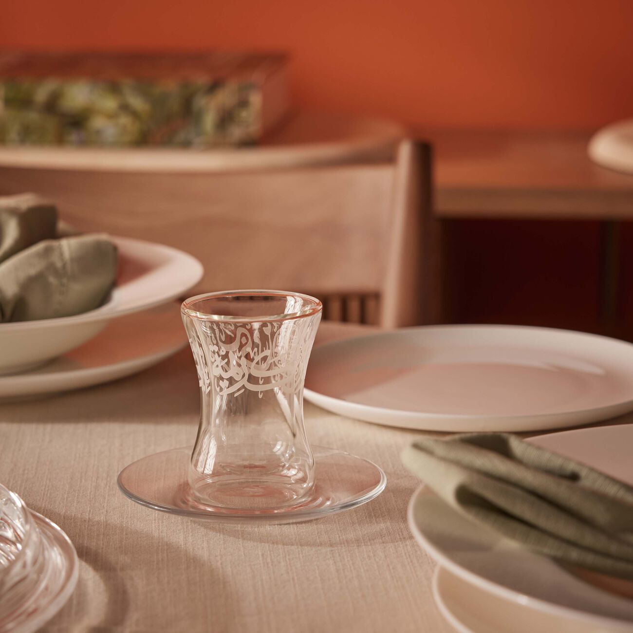 دملاج طقم  ثلث  المؤلف من 6 فناجين للشاي مع صحونها بتصميم شفاف