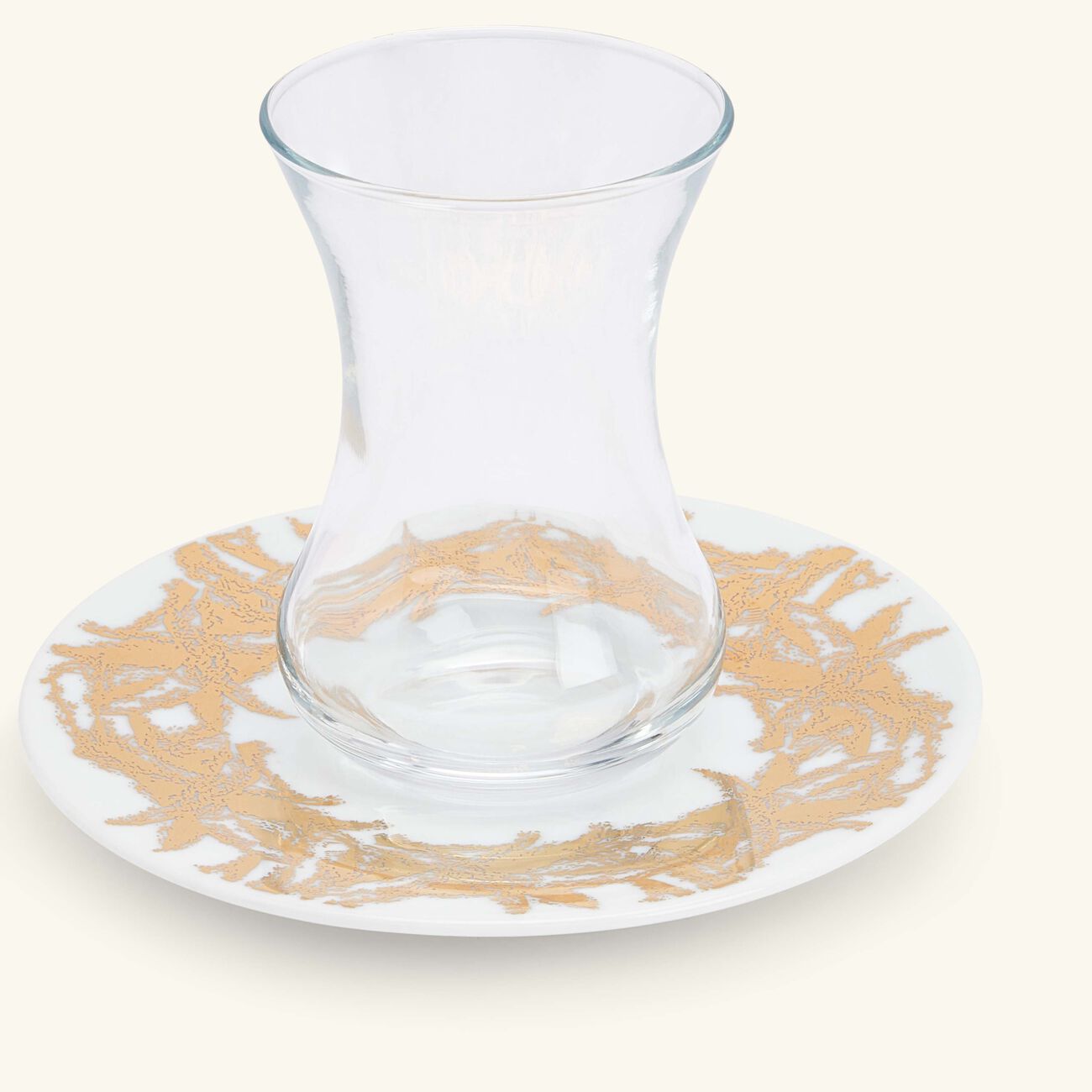 صلصال طقم تمرة بالتعاون مع رزان العزوني بالم المؤلف من فنجانين عربيين للشاي مع صحنيهما باللون الذهبي