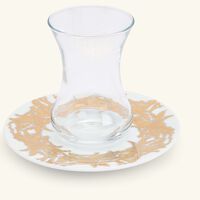 صلصال طقم تمرة بالتعاون مع رزان العزوني بالم المؤلف من فنجانين عربيين للشاي مع صحنيهما باللون الذهبي