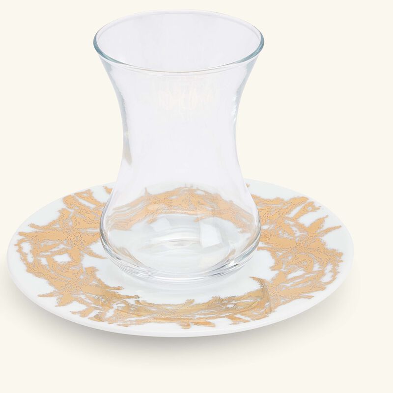 صلصال طقم تمرة بالتعاون مع رزان العزوني بالم المؤلف من فنجانين عربيين للشاي مع صحنيهما باللون الذهبي