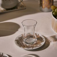 طقم تمرة بالتعاون مع رزان العزوني تارا المؤلف من فنجانين عربيين للشاي مع صحنيهما باللون الذهبي صلصال طقم تمرة بالتعاون مع رزان العزوني تارا المؤلف من فنجانين عربيين للشاي مع صحنيهما باللون الذهبي