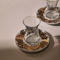 صلصال طقم تمرة بالتعاون مع رزان العزوني بالم المؤلف من فنجانين عربيين للشاي مع صحنيهما باللون الذهبي