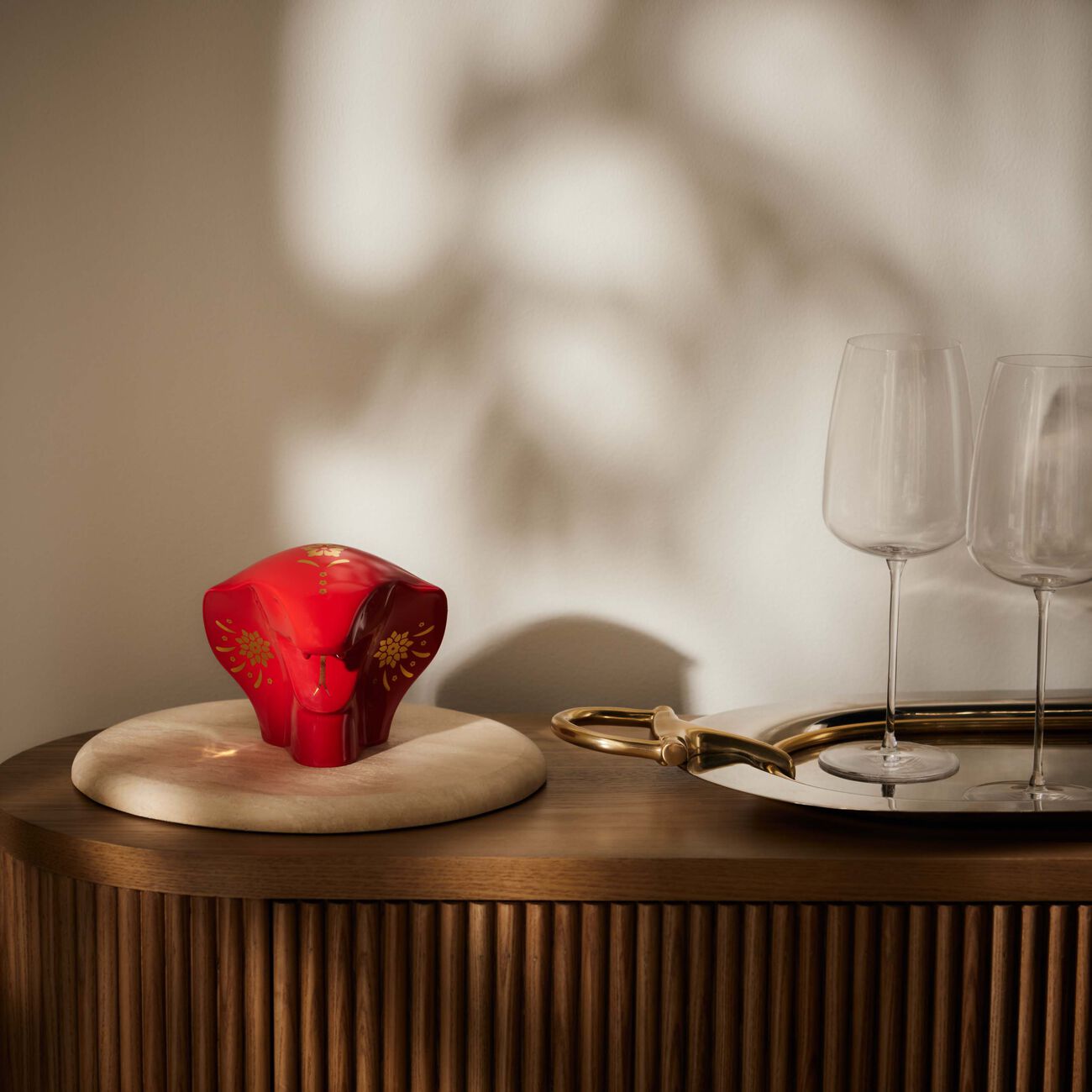 لادرو منحوتة على شكل ثعبان صغيرة حمراء