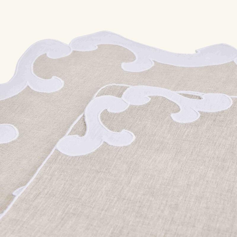 أتيلييه حرية التازي طقم شامبور المؤلف من مفرش للأطباق ومناديل باللون الأبيض   4 قطع