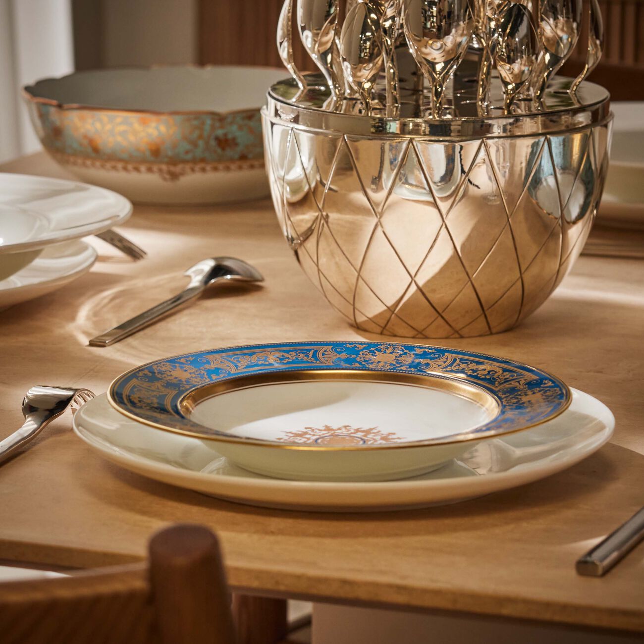 برناردو طبق الحساء أو روا دائري باللون الذهبي