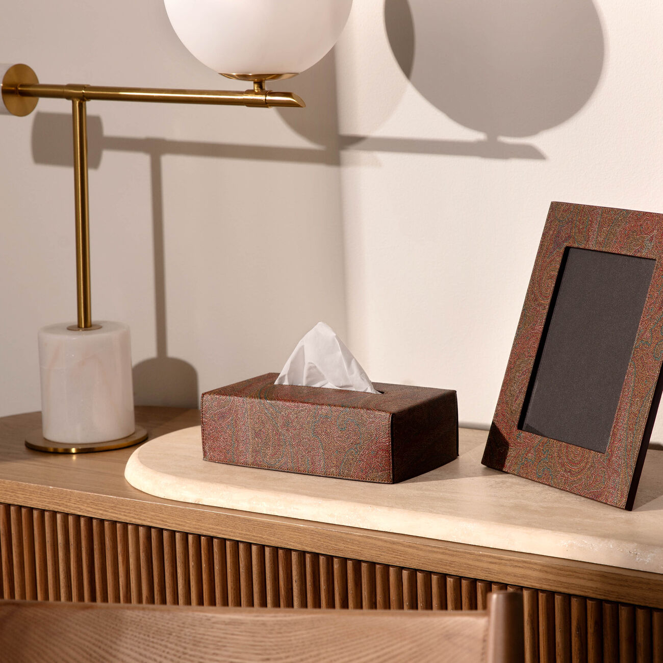 علبة مناديل أرنيكا باللون البني إيترو علبة مناديل أرنيكا باللون البني