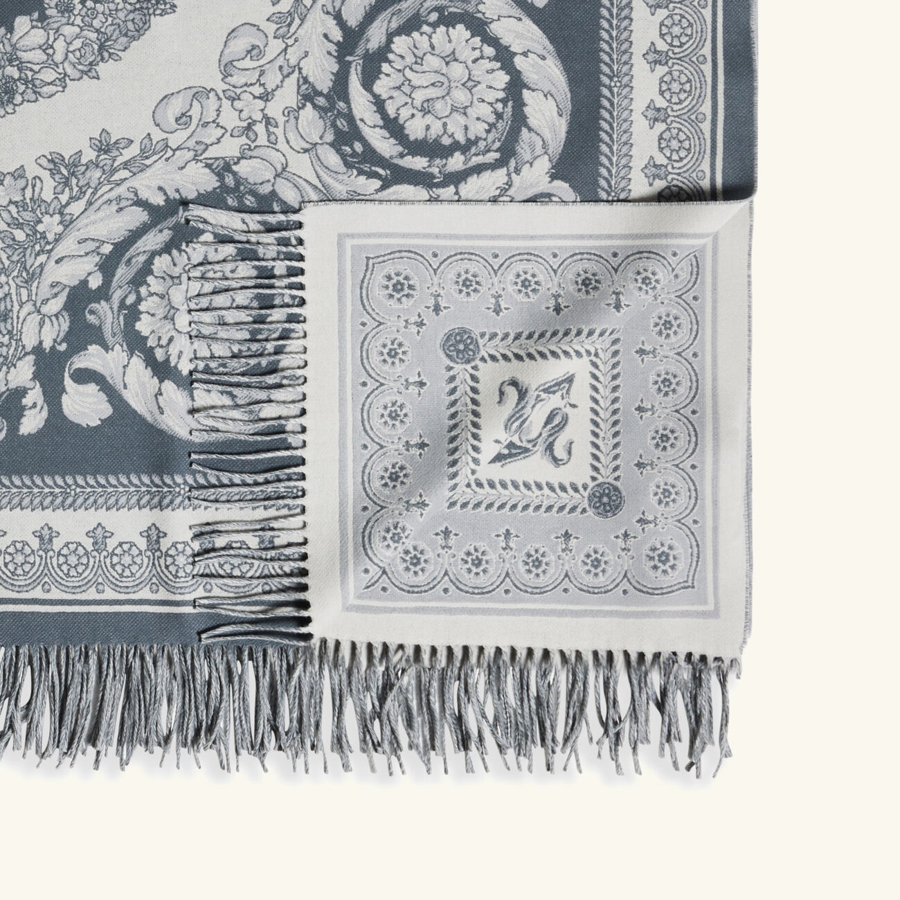 فيرساتشي بطانية كريت دو فلور بالشراريب