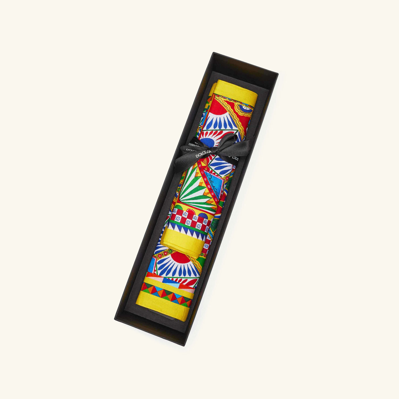 طقم كاريتو المؤلف من مفرش للأطباق ومنديل للمائدة دولتشي أند غابانا كازا طقم كاريتو المؤلف من مفرش للأطباق ومنديل للمائدة