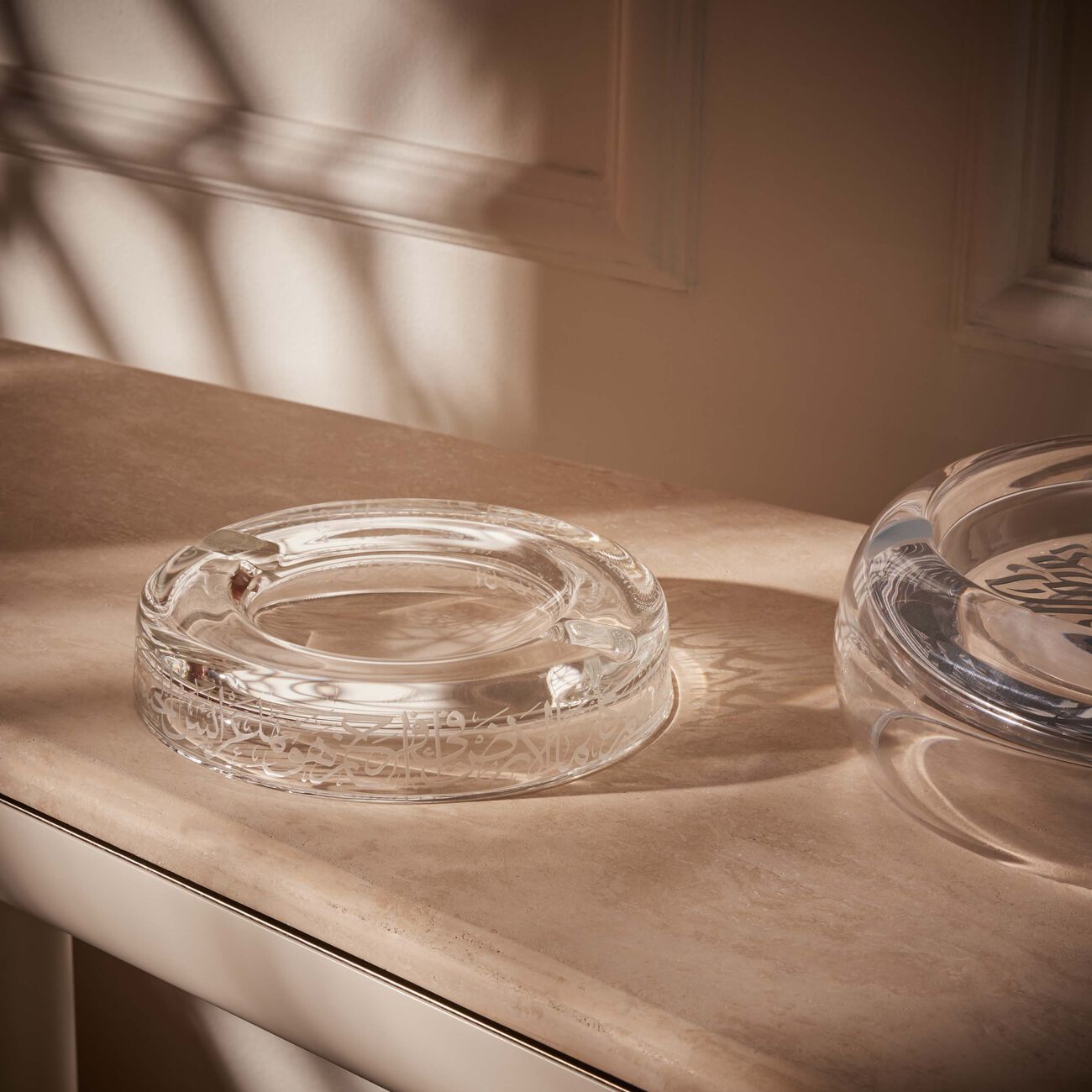 دملاج منفضة  ثلث  بتصميم مستدير شفاف