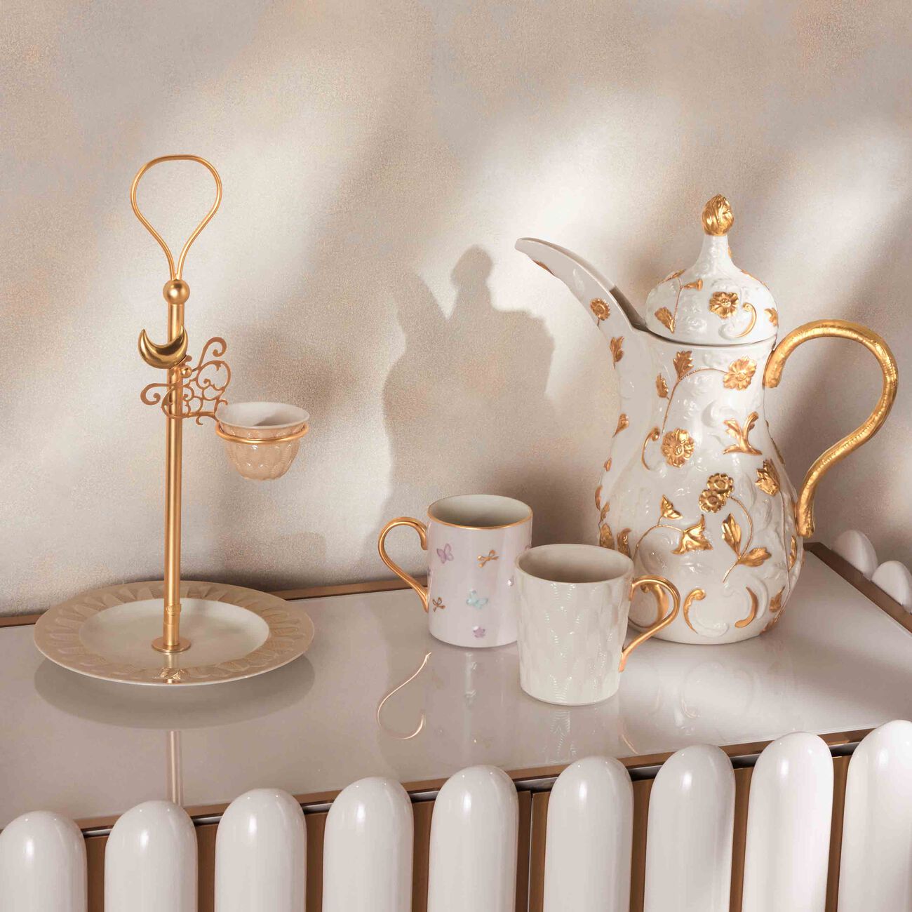 villari peacock extravaganza cookie stand   coffee cup holder gold