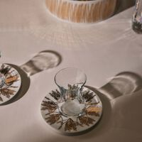 طقم تمرة بالتعاون مع رزان العزوني برانش المؤلف من فنجانين عربيين للشاي مع صحنيهما باللون الذهبي صلصال طقم تمرة بالتعاون مع رزان العزوني برانش المؤلف من فنجانين عربيين للشاي مع صحنيهما باللون الذهبي