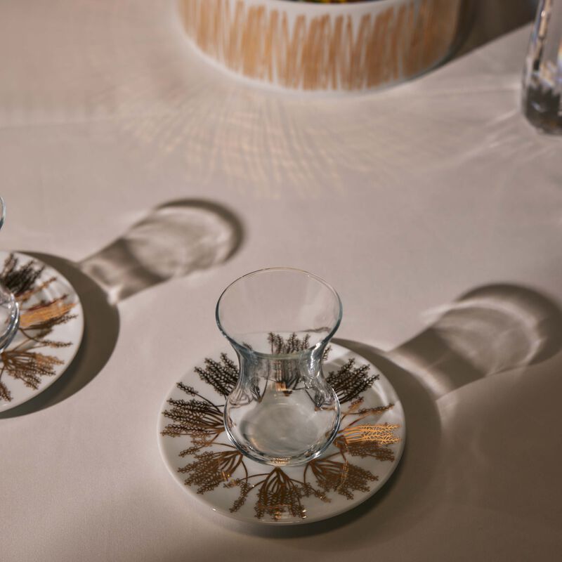 طقم تمرة بالتعاون مع رزان العزوني برانش المؤلف من فنجانين عربيين للشاي مع صحنيهما باللون الذهبي صلصال طقم تمرة بالتعاون مع رزان العزوني برانش المؤلف من فنجانين عربيين للشاي مع صحنيهما باللون الذهبي