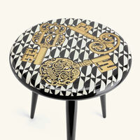 fornasetti chiavi e losanghe stool pattern