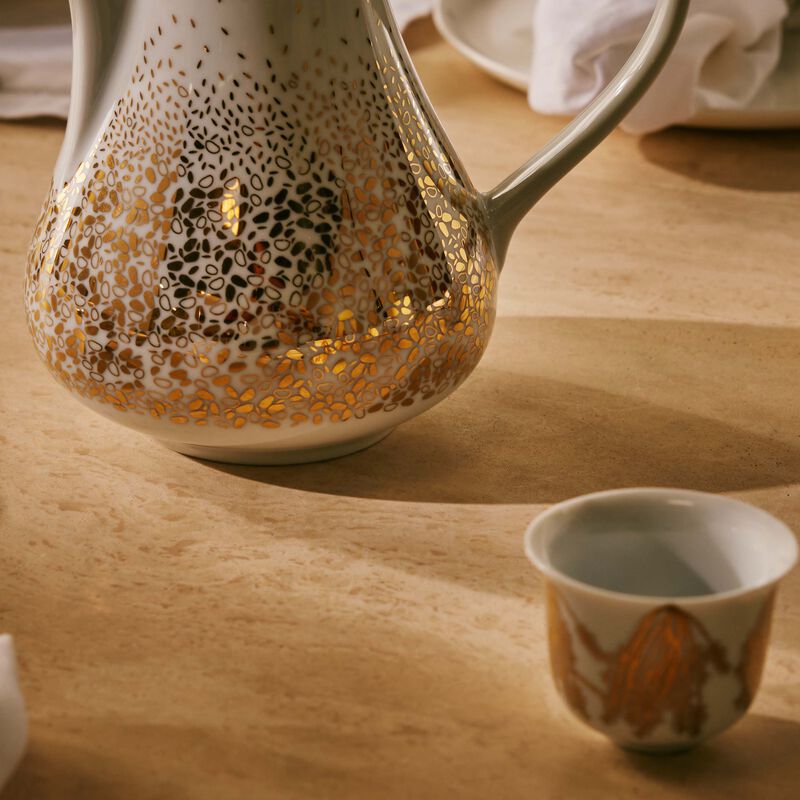 صلصال طقم تمرة بالتعاون مع رزان العزوني المؤلف من دلة قهوة مع 8 فناجين باللون الذهبي