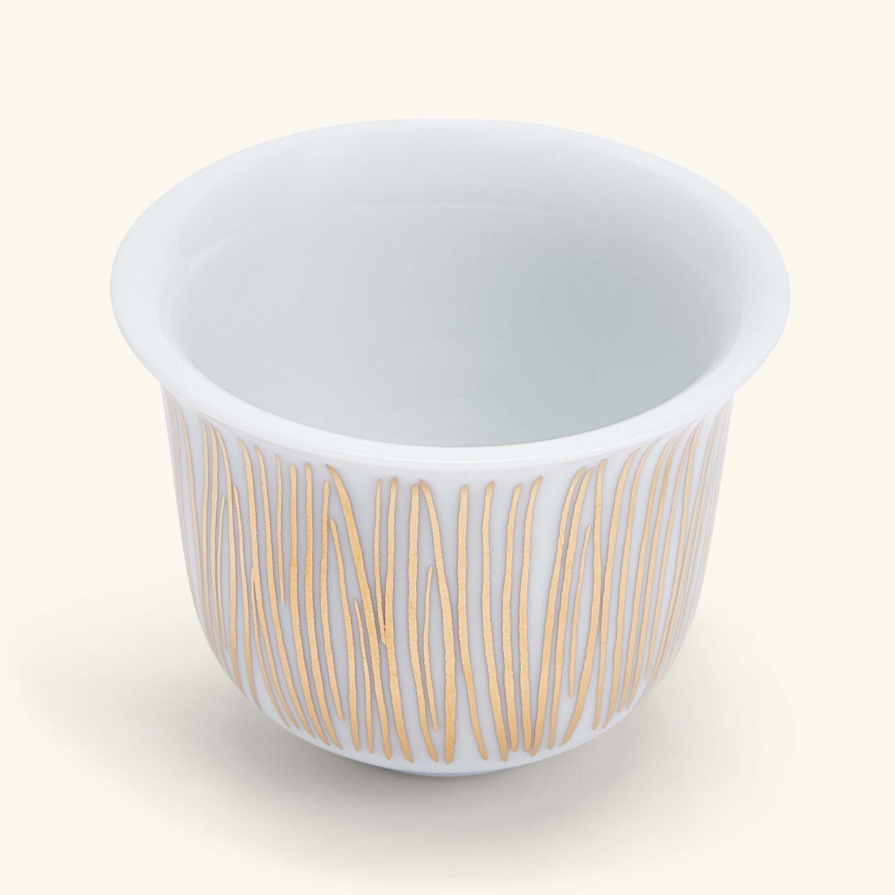 صلصال طقم تمرة بالتعاون مع رزان العزوني سترايبس المؤلف من فنجانين للقهوة العربية باللون الذهبي