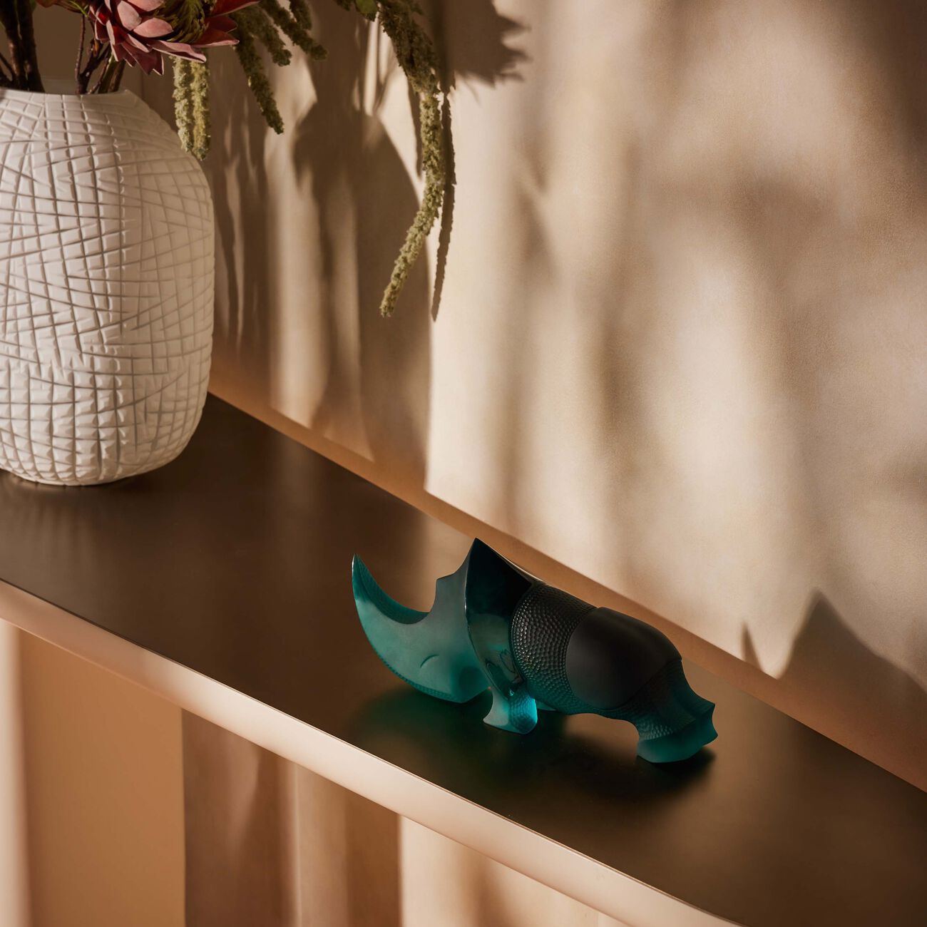 دوم منحوتة على شكل وحيد قرن متوسطة زرقاء